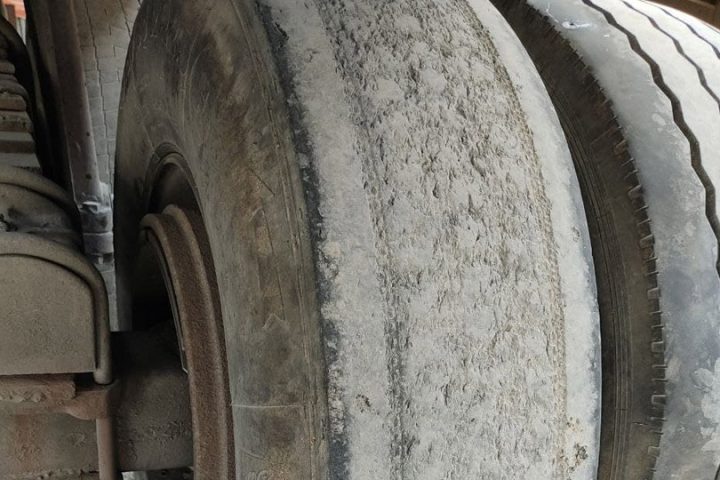 تصویر آرشیوی تایر فرسوده خودرو؛ بازدید فشار و وضعیت تایر پیش از رانندگی