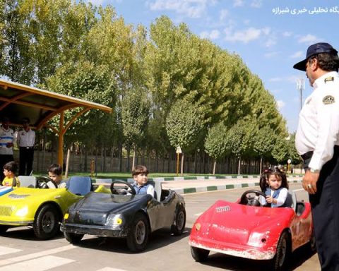 تصویر آرشیوی کودک در محیط آموزش ترافیک و داخل خودرو