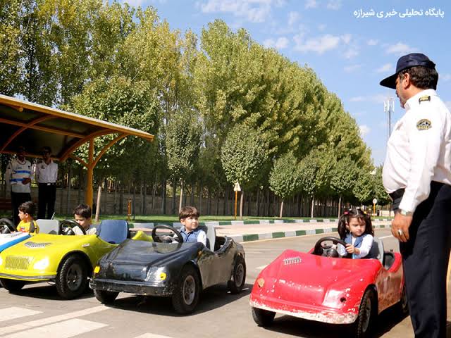 تصویر آرشیوی کودک در محیط آموزش ترافیک و داخل خودرو